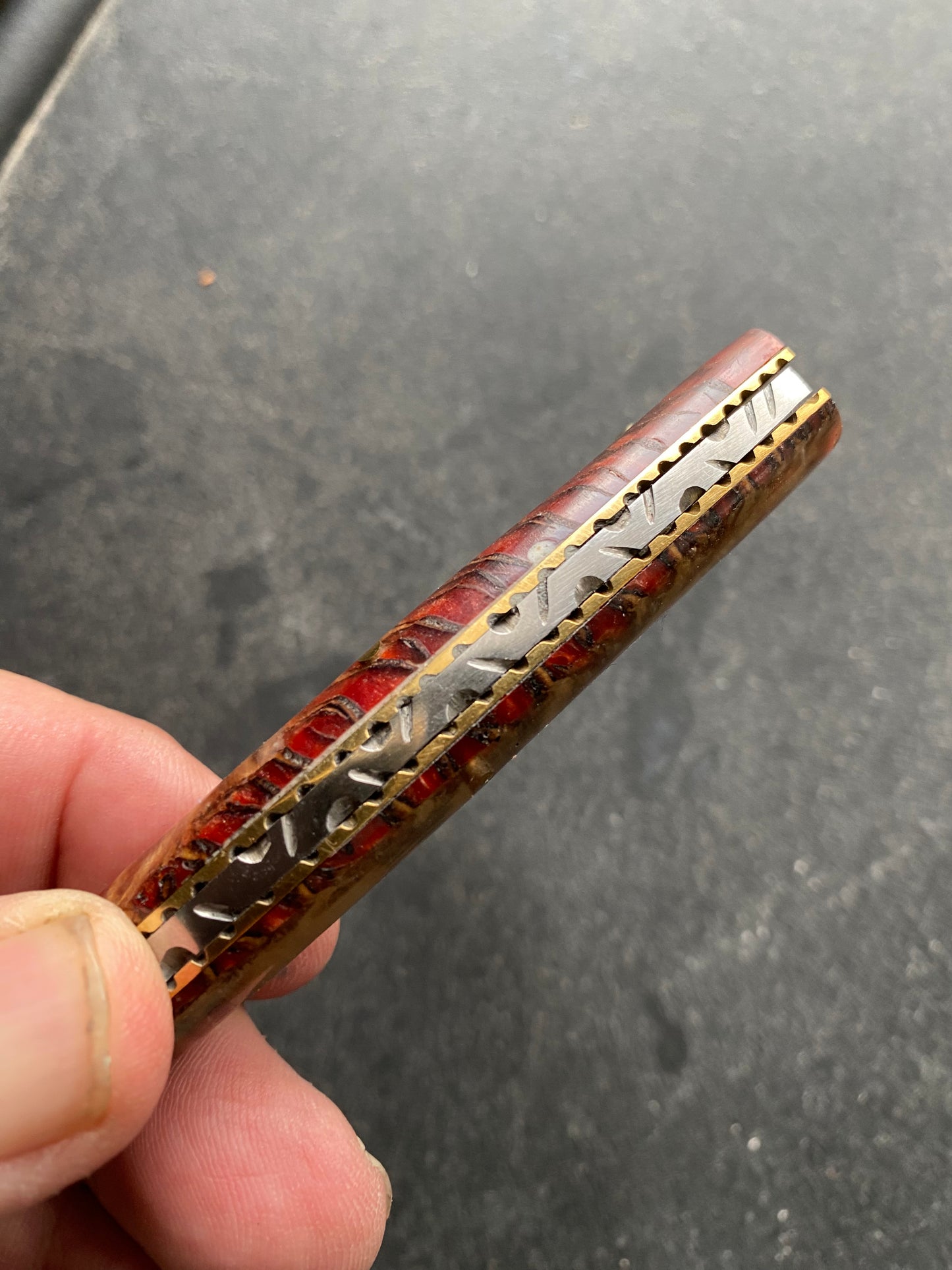 FD-1056 Pine Cone Handle 440c steel pocket knife / red
