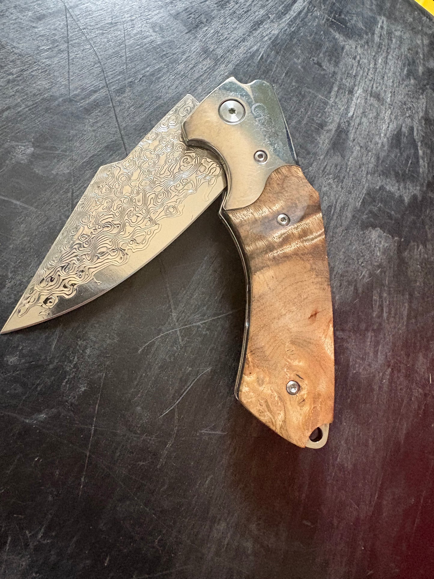 FD-033 Custom Maple Damascus Blade Knife / Engraved